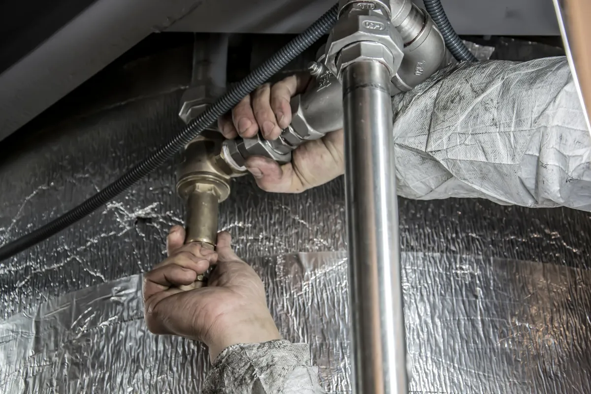 Installation de canalisations par un professionnel, intervention type d'un expert dégât des eaux